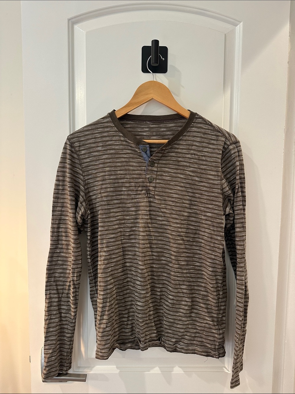 GAP Men's Long-Sleeve Striped Henley - Brown
